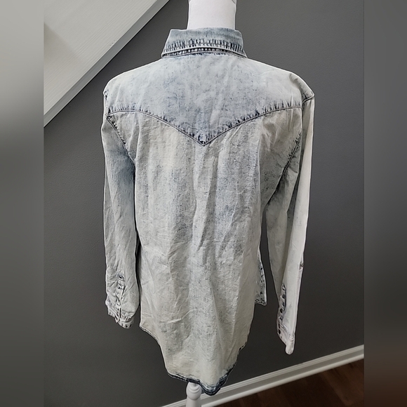 Reba Desert Road Embellished Denim Shirt Acid Wash Button Snap Western Ranch LG - Picture 5 of 7